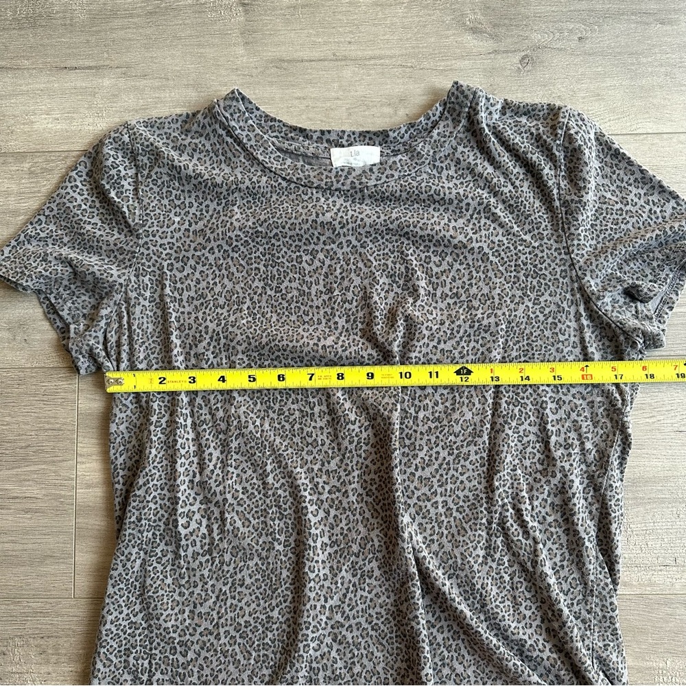 t.la gray/black/brown leopard print t-shirt - size medium - Picture 3 of 5